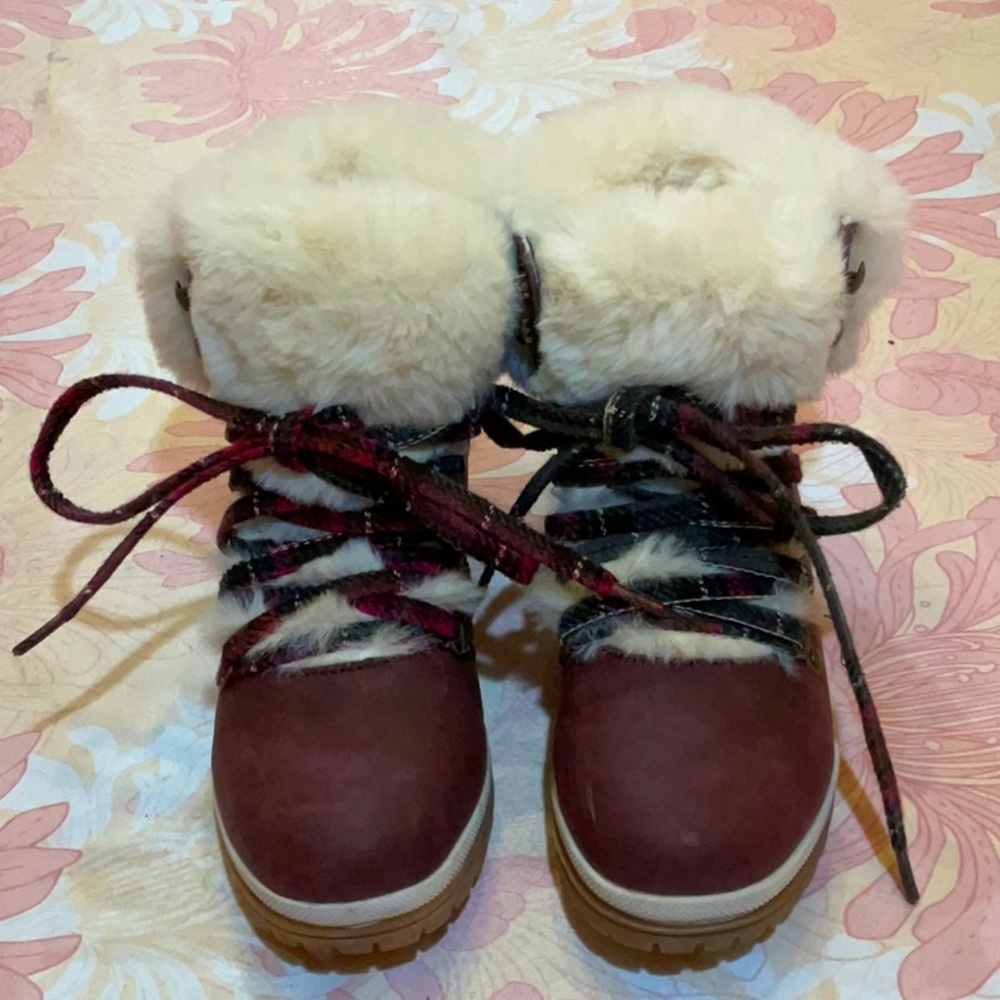 Muk Luks burgundy chunky fur lined boots, size 7.